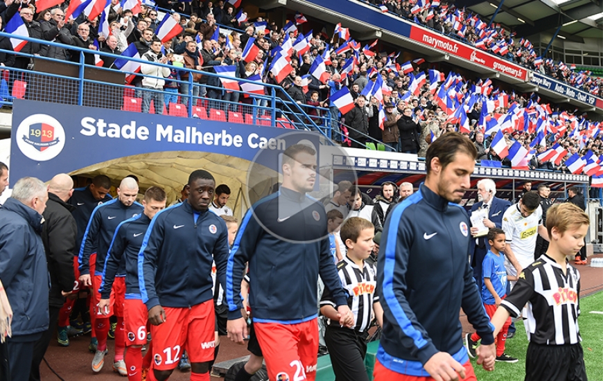 Ce match a été marqué par l'hommage rendu aux victimes des attentats du 13 novembre avec une Marseillaise chantée a capella et une minute de silence parfaitement respectée.