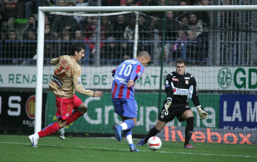 Profitant d'un cafouillage entre Jérémy Toulalan et Sébastien Squillaci, Yoan Gouffran s'apprête à tromper à bout portant Rémy Vercoutre.