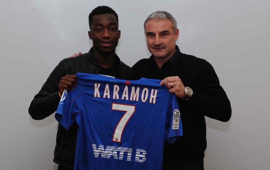 Yann Karamoh qui pose, ici, au moment de la signature de son premier contrat "pro" avec Alain Cavéglia, le directeur sportif du SMC, portera le n°7 avec le Stade Malherbe.