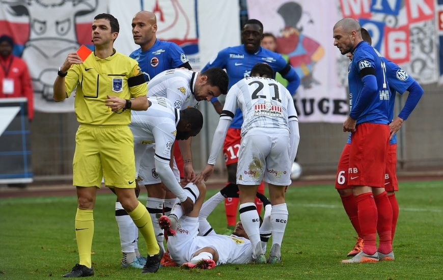 32'. Pour un tacle non maîtrisé sur Billy Ketkeophomphone, l'arbitre expulse Alaeddine Yahia. Malgré cette infériorité numérique, les Caennais préserveront leur cage inviolée.