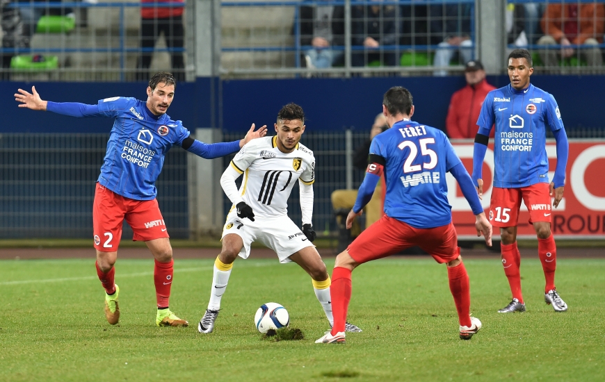 Sorti à la pause après une alerte à la cuisse, Nicolas Seube, ici, avec Julien Féret et Emmanuel Imorou en train de cerner Sofiane Boufal, devrait être opérationnel à Rennes.