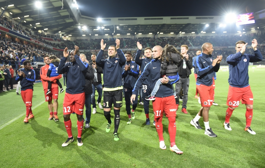 Dennis Appiah, Rémy Vercoutre, Vincent Bessat et l'ensemble de leurs coéquipiers, en train de faire un tour d'honneur, samedi, après la victoire contre Bordeaux, ont battu de nombreux records du Stade Malherbe cette saison.