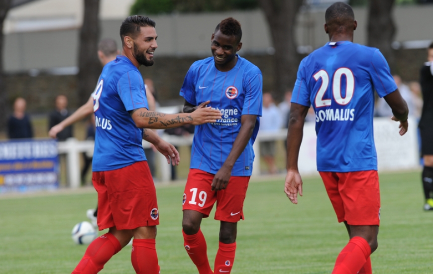 Andy Delort, qui a marqué son premier but sous ses nouvelles couleurs, est félicité par ses nouveaux coéquipiers, Jordan Leborgne et Hervé Bazile.