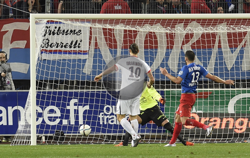 Après avoir touché le poteau et vu son ciseau retourné repoussé par Rémy Vercoutre, Zlatan Ibrahimovic a doublé la mise d'une reprise des 20 mètres flashée à 97 km/heure.