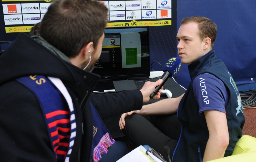 Après avoir disputé sa finale le matin dans le Salon connecté by Orange, Axel - ici, interviewé par François Duval, le speaker de d'Ornano - a effectué un match d'exhibition contre Xavier, vainqueur sur Playstation 4.