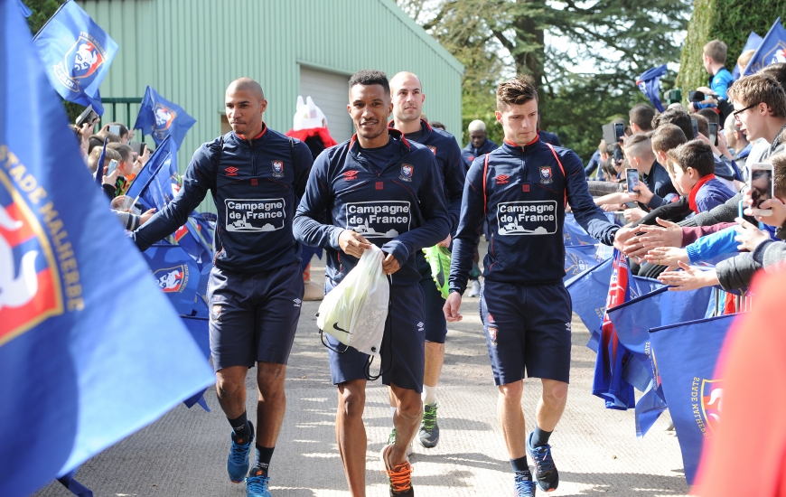 Emmanuel Imorou, Jordan Adéoti, Frédéric Guilbert et leurs coéquipiers ont été accueillis par des dizaines de jeunes footballeurs issus des écoles de foot du Bessin.