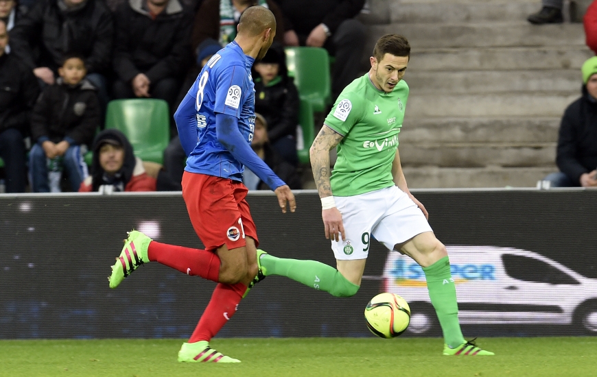 Nolan Roux, ici, face à Jordan Adéoti, et les Stéphanois se déplaceront à d'Ornano moins de 72 heures après leur match de Ligue Europa contre Qabala, jeudi soir (succès 1-0).