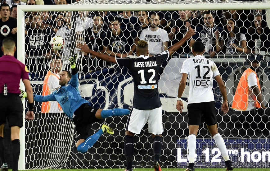 Isaac Kiese Thelin a beau levé les bras au ciel, la tête d'Igor Lewczuk n'a pas franchi la ligne. De la main droite puis de la gauche, Rémy Vercoutre repoussant la menace.