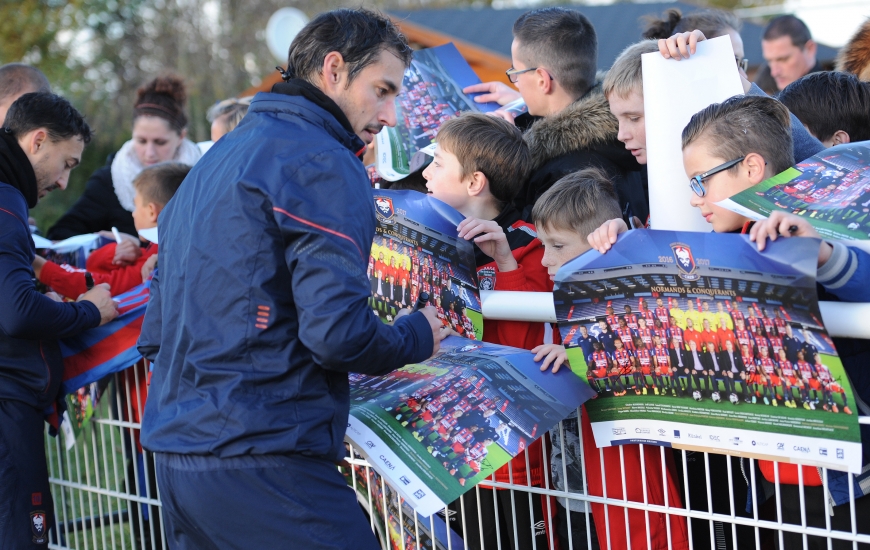 A l'image de Nicolas Seube, les Caennais, à l'issue de leur entraînement délocalisé à Carpiquet, se sont volontiers prêtés au jeu des autographes et des photos.