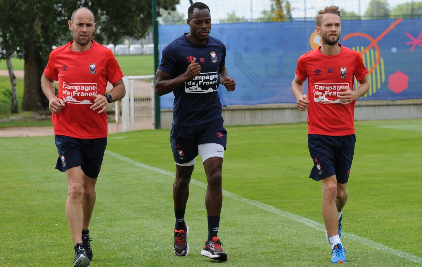 Remis de sa béquille à la cuisse, Hervé Bazile, en train de courir, ici, avec les kinés du Stade Malherbe, devrait disputer ses premières minutes en match de préparation.