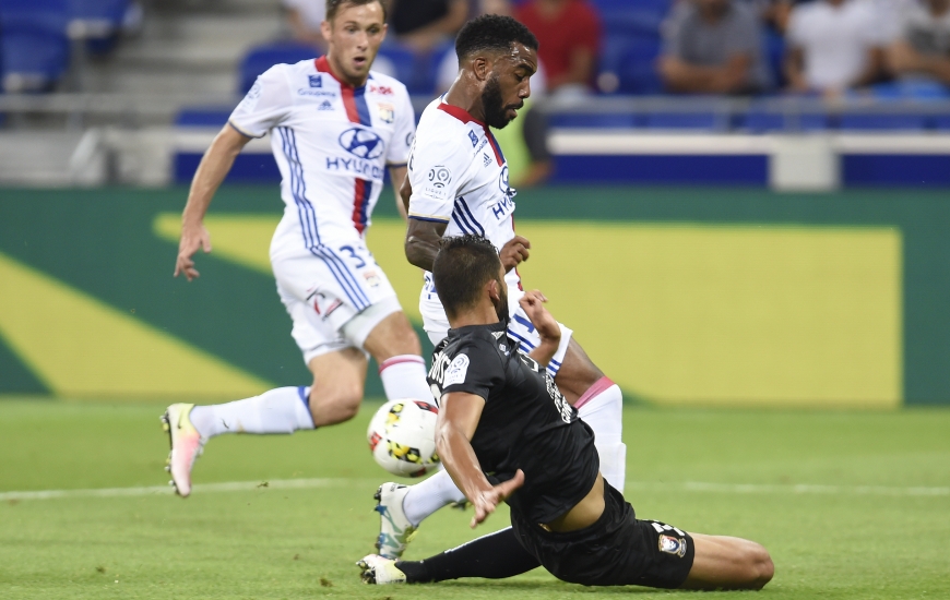 Pour Syam Ben Youssef, auteur, ici, d'un magnifique retour dans les pieds d'Alexandre Lacazette, le beau jeu n'est pas toujours compatible avec le haut niveau en défense.