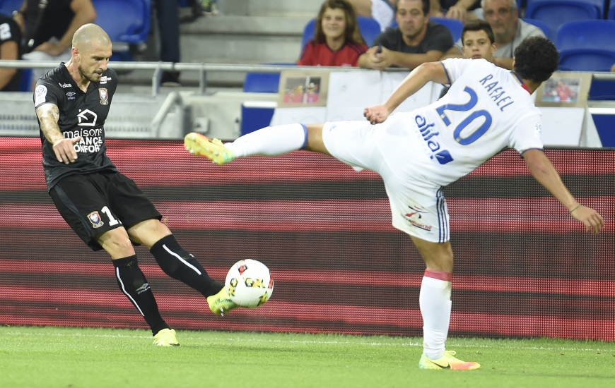 A l'image de cet essai devant le Lyonnais Rafael, Vincent Bessat est le joueur du Stade Malherbe qui centre le plus avec 20 tentatives ; le sixième de Ligue 1.