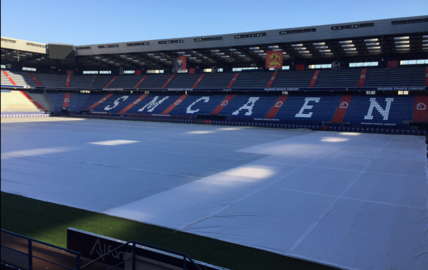 En déployant une bâche et en installant un système de soufflerie chauffante, le Stade Malherbe avait tout mis en œuvre pour que cette rencontre se déroule.