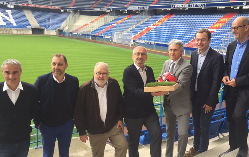 Alain Cavéglia, directeur sportif, Xavier Gravelaine, directeur général, Jean-Paul Saison, membre du directoire, Jean-François Fortin, président du SMC, Joël Bruneau, Maire de Caen, Aristide Olivier, maire-adjoint chargé des sports, et François Maurey, membre du directoire, étaient présents lors de la cérémonie organisée à d'Ornano.