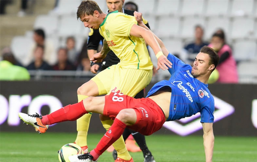 L'ancien caennais, Emiliano Sala (ici, à la lutte avec Damien Da Silva la saison dernière) pourrait conduire l'attaque des Canaris contre le Stade Malherbe.