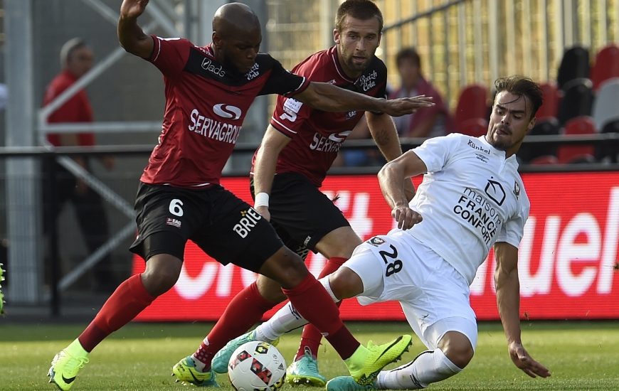 Que ce soit en arrière central ou en milieu défensif, comme, ici, face aux Guingampais Baïssama Sankoh et Lucas Deaux, Damien Da Silva garde le sens du combat.