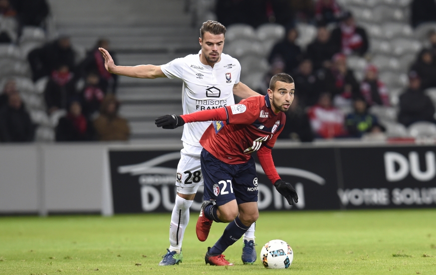Restant sur trois revers de rang en L1, le LOSC de Naïm Sliti - qui tente, ici, de semer Damien Da Silva - a vu débarquer un nouvel entraîneur en la personne de Franck Passi.