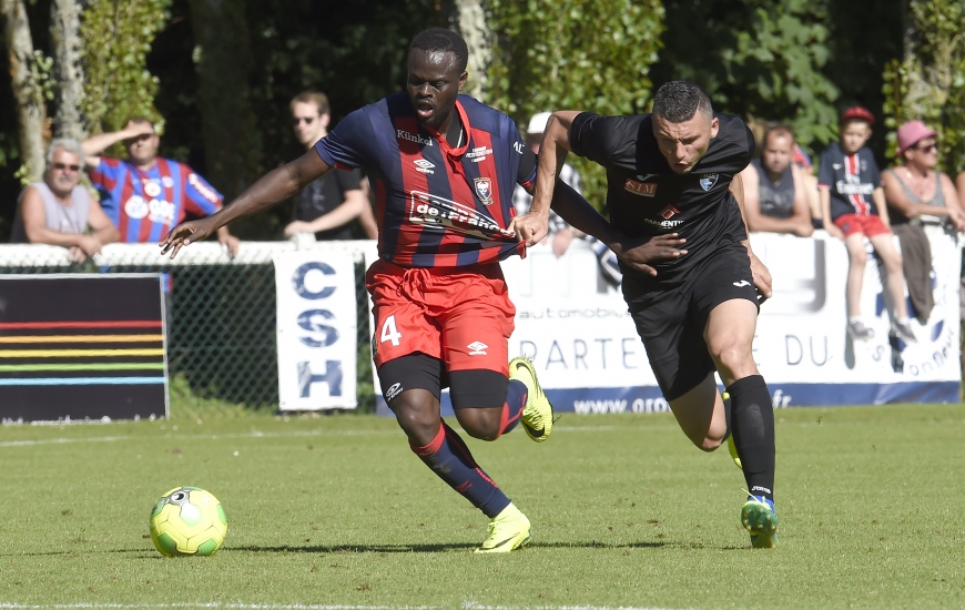 A la lutte, ici, avec Mathieu Duhamel lors du Trophée des Normands, Ismaël Diomandé a disputé deux mi-temps comme milieu défensif lors des deux premiers matches amicaux.