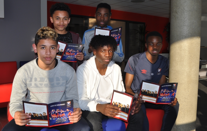 Yanis, Andy, Paul, Ismaël et Tidiane, tous les cinq internes au centre de formation du Stade Malherbe, découvrent le magazine qui leur est consacré.