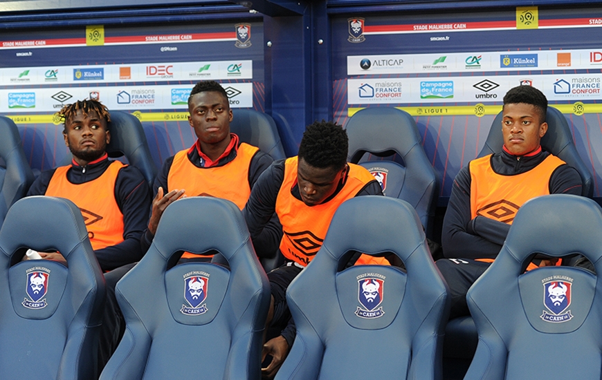 Retenu à plusieurs reprises dans le groupe de Patrice Garande en Ligue 1, Durel Avounou - ici, sur le banc caennais, avec Pape Sané, Romain Genevois et Jordan Tell - a été convoqué en équipe nationale du Congo.