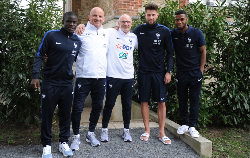 Pour le premier jour du rassemblement des Bleus, lundi, N'Golo Kanté, Guy Stéphan, Denis Morcel, Benoît Costil et Thomas Lemar prennent la pose devant le château de Clairefontaine.