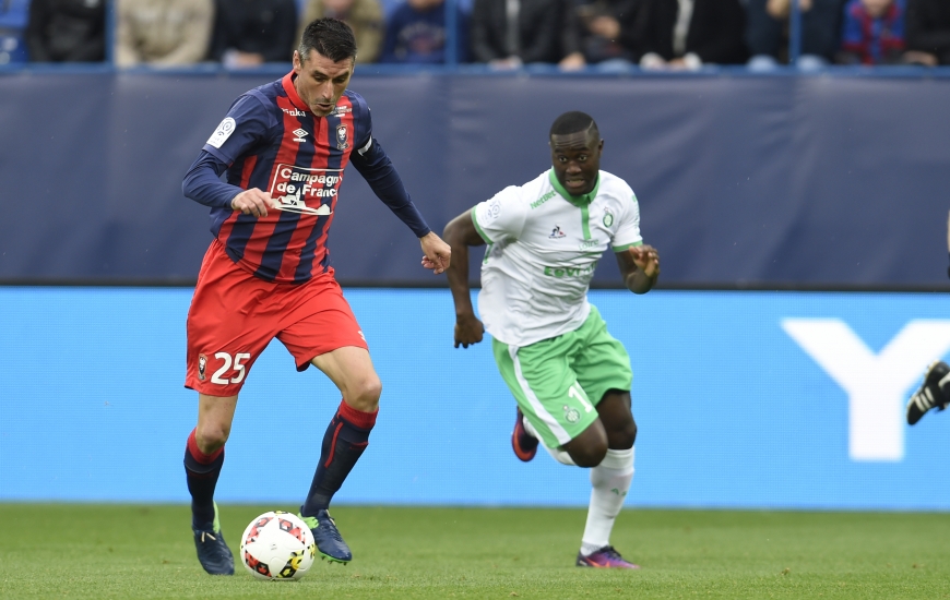 Comme la saison dernière, le capitaine Julien Féret - ici, pourchassé par Henri Saivet à l'aller - tentera de conduire ses troupes vers un succès dans le "Chaudron"