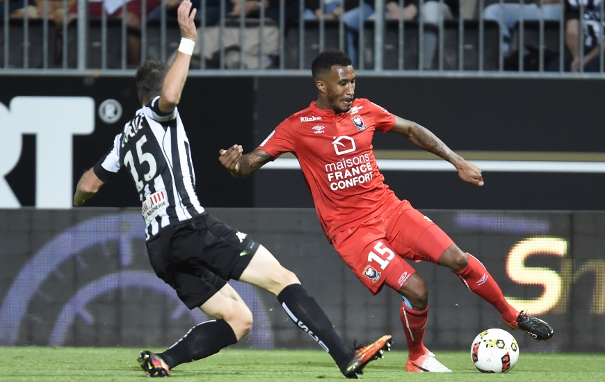 Compte tenu du forfait de Vincent Bessat, Emmanuel Imorou - opposé, ici, à l'Angevin Pierrick Capelle - pourrait retrouver une place de titulaire dans le 3-4-3 caennais.