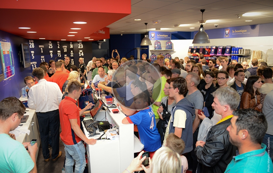 Les 300 personnes qui ont assisté à l'inauguration de la nouvelle boutique ont eu le privilège de se faire servir par une dizaine de joueurs de l'effectif de Patrice Garande.