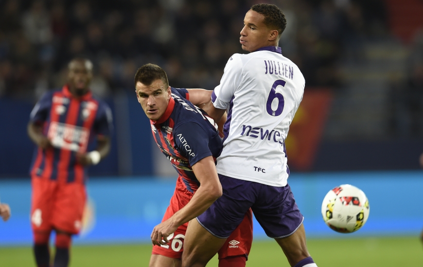 Pour renouer avec le succès, le Stade Malherbe comptera, une nouvelle fois, sur Ivan Santini (ici, face au Toulousain Christopher Jullien à l'aller), auteur de son 14e but en Ligue 1 contre Marseille dimanche Dernier