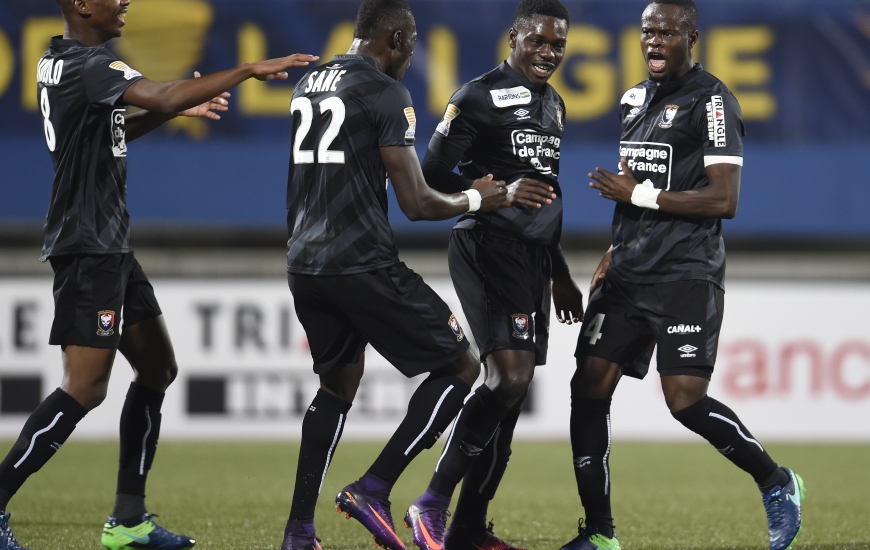 Double buteur il y a trois jours, JV Makengo, félicité, ici, par Jordan Nkololo, Pape Sané et Ismaël Diomandé, pourrait enchaîner une deuxième titularisation consécutive à Nancy.