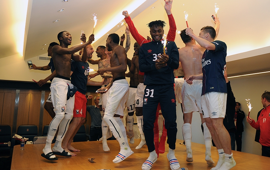 Dans le vestiaire du Parc des Princes, les Caennais - qui ont arraché leur maintien en obtenant le nul face au PSG - laissent éclater leur joie. Ils joueront toujours en Ligue 1 la saison prochaine.