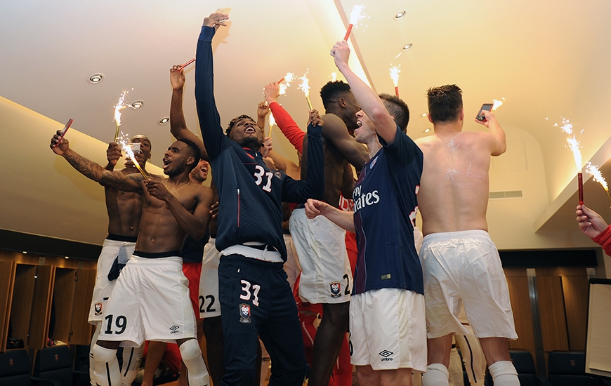 A l'aide de leur portable, les Caennais immortalisent leur joie dans le vestiaire du Parc des Princes.