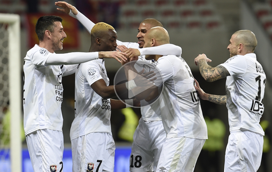 Avec Vincent Bessat, Alaeddine Yahia et Jordan Adéoti, Julien Féret félicite Yann Karamoh, le second buteur caennais à l'Allianz Riviera, vendredi soir.