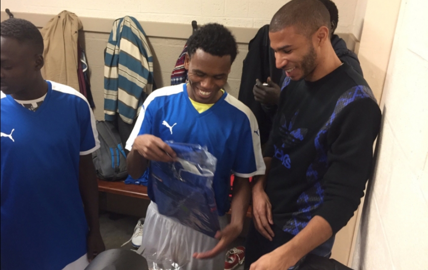 Avant le match, Jordan Adéoti a procédé à la distribution des équipements. Alors que le FC Presse a offert les maillots, le District du Calvados a fourni des coupe-vent et la Ligue de Normandie des ballons.