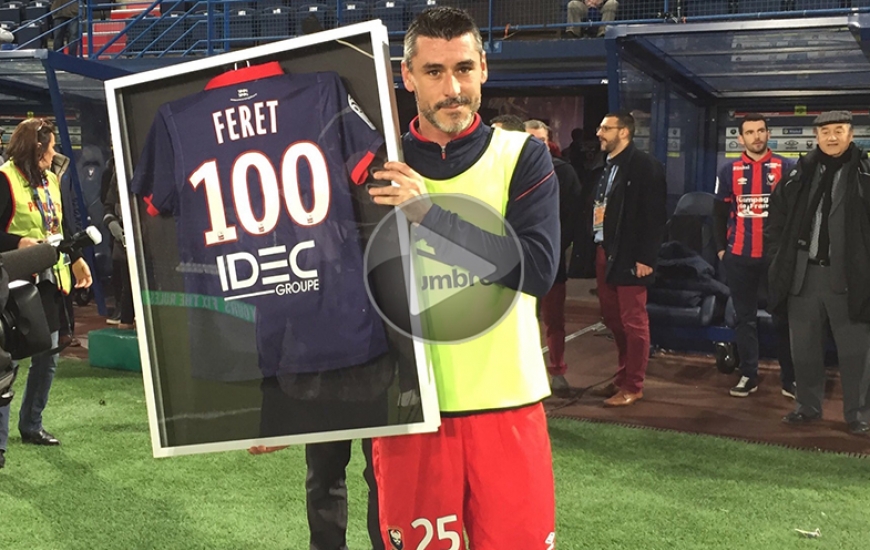 Pour son 100e match avec le Stade Malherbe, Julien Féret a reçu - avant le coup d'envoi - un maillot encadré des mains du président Jean-François Fortin.