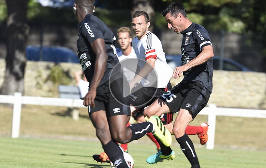 Julien Féret, qui sert, ici, Yann Karamoh, auteur du but caennais, a manqué l'occasion de donner la victoire au Stade Malherbe en ne cadrant pas son penalty.