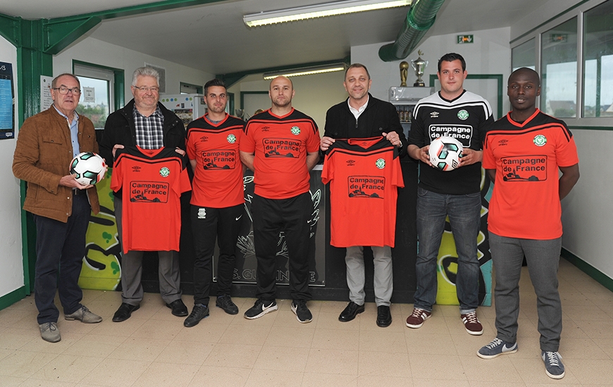 Grâce à son président Guillaume Thion (au centre, juste à côté de Xavier Gravelaine) qui a joué le bulletin gagnant du jeu-concours Allez Caen, l'US Guérinière a remporté un équipement complet (maillots, shorts, chaussettes + ballons)