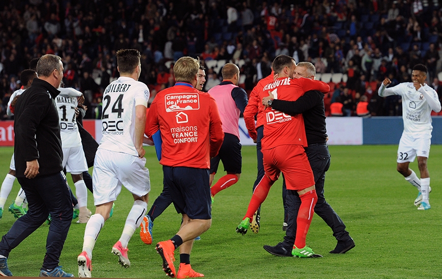 Après avoir eu la confirmation que Lorient et Bordeaux s'étaient quittés sur le score de 1-1, Patrice Garande, Rémy Vercoutre et l'ensemble de la délégation caennaise explosent de joie sur la pelouse du Parc des Princes.
