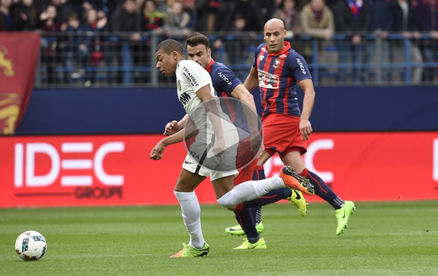 Auteur d'un doublé et ayant provoqué un penalty, Kylian Mbappé - ici, poursuivi par Damien Da Silva et Alaeddine Yahia - a reçu une acclamation des 20 000 spectateurs de d'Ornano.