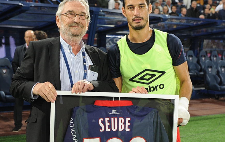 Alors que ses coéquipiers portaient un T-shirt spécial durant l'échauffement, Nicolas Seube a reçu des mains du Président Jean-François Fortin un maillot floqué du n°500.