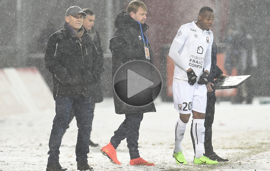 Malgré des conditions de jeu difficiles avec la neige, Patrice Garande qui s'est assis sur un banc de L1 pour la 100e fois était satisfait que ce match ait eu lieu. "Les reports, ça suffit"