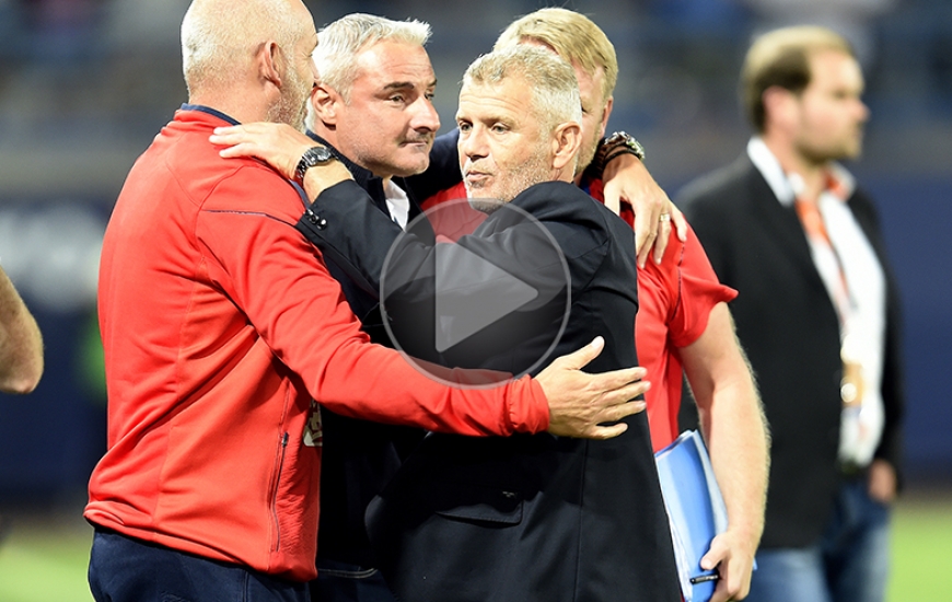 Au coup de sifflet final, Patrice Garande communie avec son staff et Alain Cavéglia, le directeur sportif du Stade Malherbe.