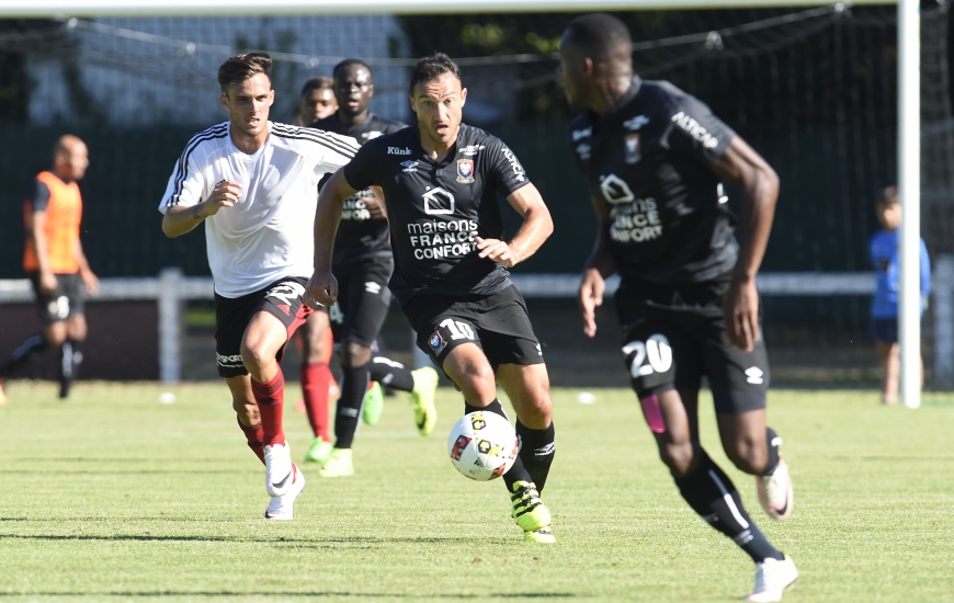 Auteur de la passe décisive sur l'ouverture du score de Yann Karamoh, Steed Malbranque était associé en première période à Julien Féret dans l'entrejeu caennais.