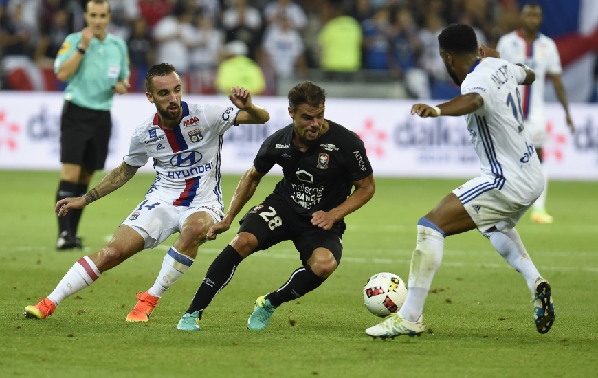 Au regard de leur prestation en seconde période, Damien Da Silva, ici, à la lutte avec Sergi Darder et Alexandre Lacazette, et les Caennais repartent du Parc OL avec des regrets.