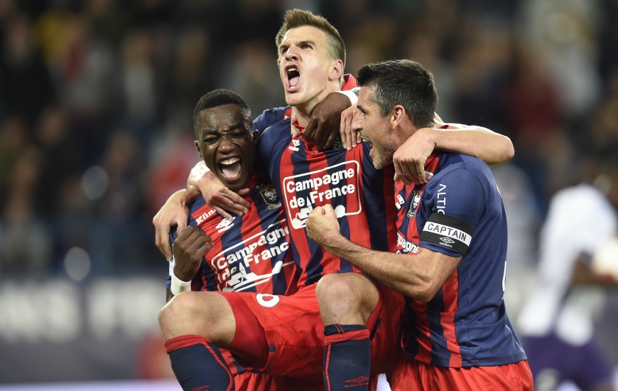 Auteur de son troisième but en Ligue 1, Ivan Santini, félicité, ici, par Yann Karamoh et Julien Féret, hurle sa joie après son penalty transformé d'une panenka.