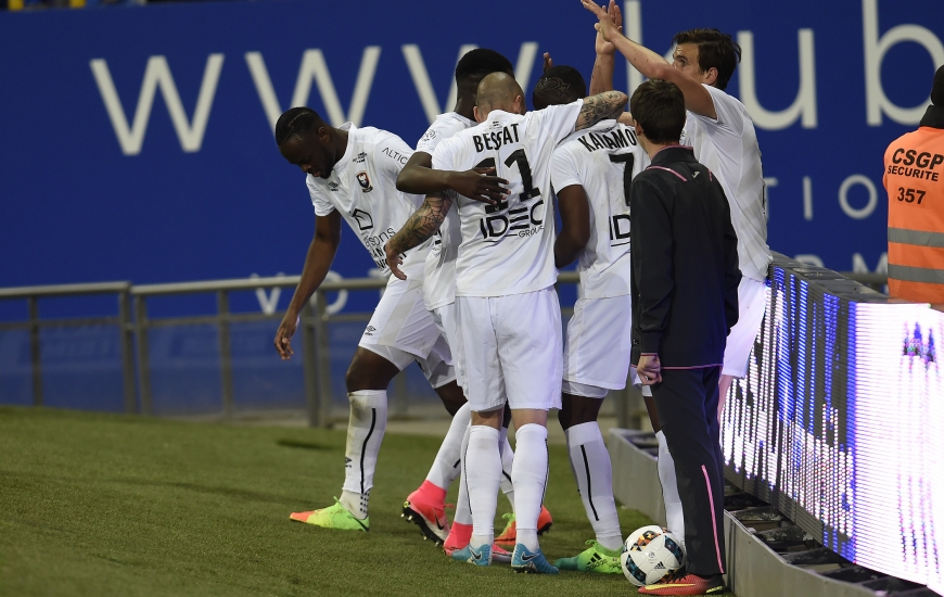 Auteur de son 15e but en Ligue 1, cette saison, synonyme de premier succès pour le SMC depuis le 26 février, Ivan Santini est félicité par l'ensemble de ses coéquipiers.