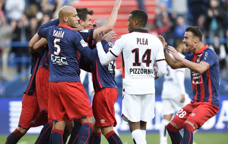 Alaeddine Yahia, Vincent Bessat et Damien Da Silva félicitent Ivan Santini sous les yeux du Niçois Alassane Pléa. L'avant-centre croate a inscrit son cinquième but cette saison.