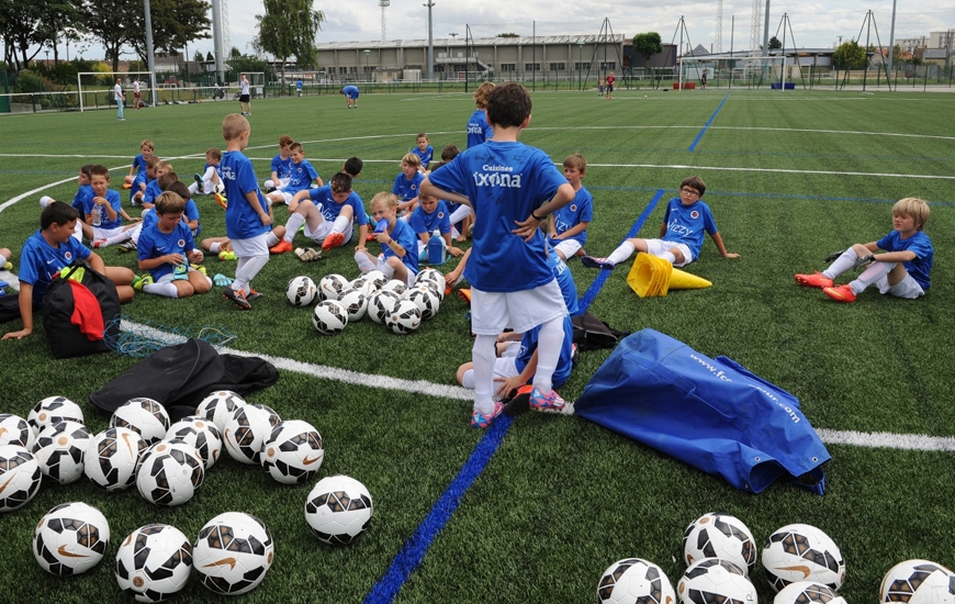 Deux offres de stage s'offrent aux jeunes footballeurs cet été : un stage d'initiation et un stage d'élite.