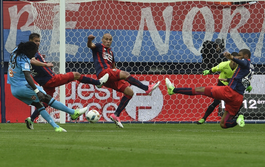 Damien Da Silva, Alaeddine Yahia et Jordan Adéoti ont beau tenté de s'interposer devant Bafétimbi Gomis, l'OM s'est montré beaucoup plus efficace que le SMC.