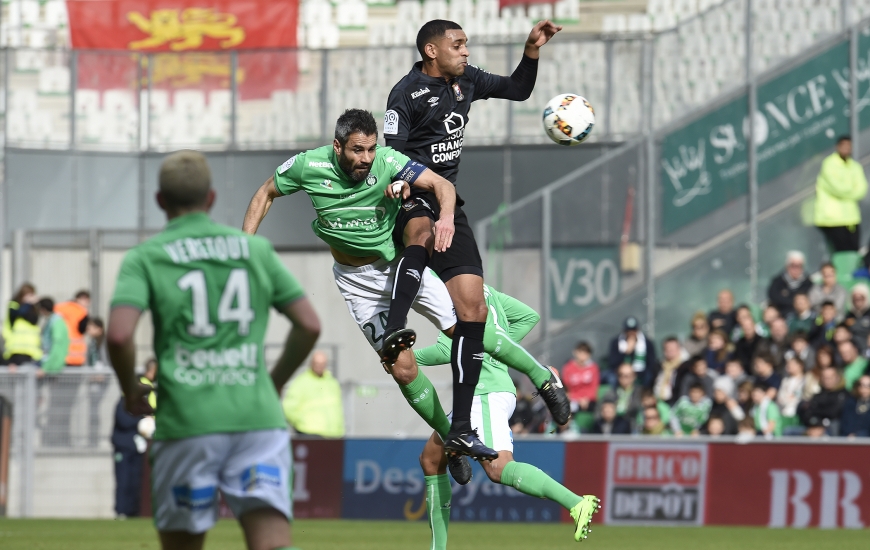 Auteur de son deuxième but cette semaine après celui contre Nancy, mardi soir, Ronny Rodelin - ici, qui prend le meilleur sur Loïc Perrin - a rapporté six points à son équipe.